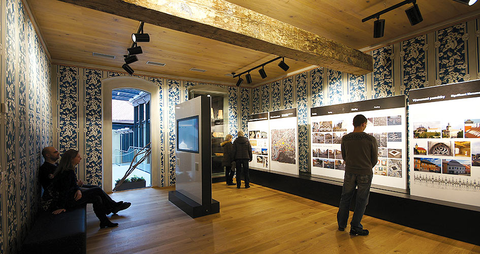 Výstavní místnost Dačického domu s výstavou Kutná Hora 20 let mezi památkami UNESCO