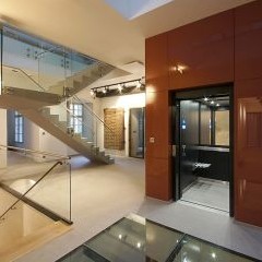 Výtah a prosklená podlaha